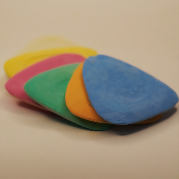 Tiza de Sastre Multicolor  es esencial para marcar telas de manera precisa en todo tipo de proyectos de costura.