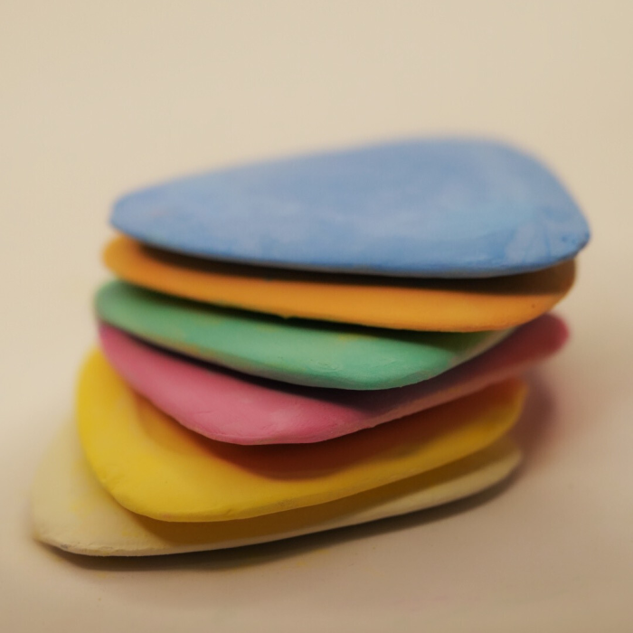 Tiza de Sastre Multicolor  es esencial para marcar telas de manera precisa en todo tipo de proyectos de costura.