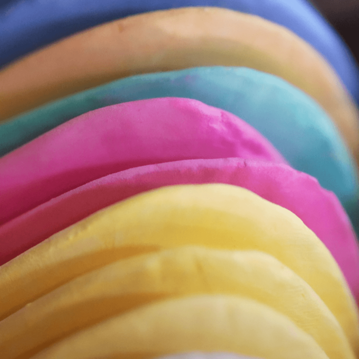 Tiza de Sastre Multicolor  es esencial para marcar telas de manera precisa en todo tipo de proyectos de costura.