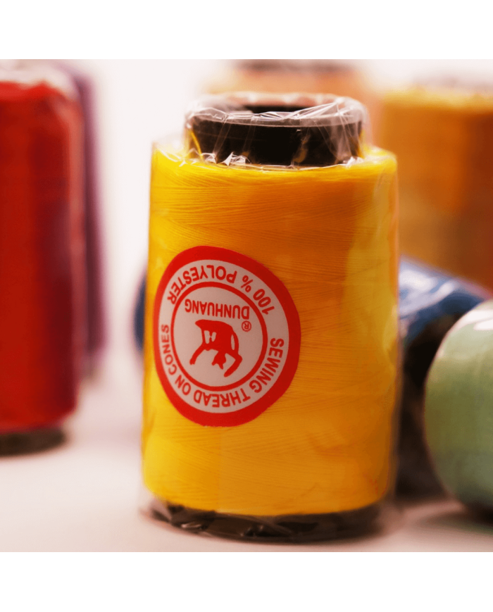 Hilo de Poliester Conito de 1000 yardas es perfecto para todo tipo de proyectos de confección, resistente y durable.