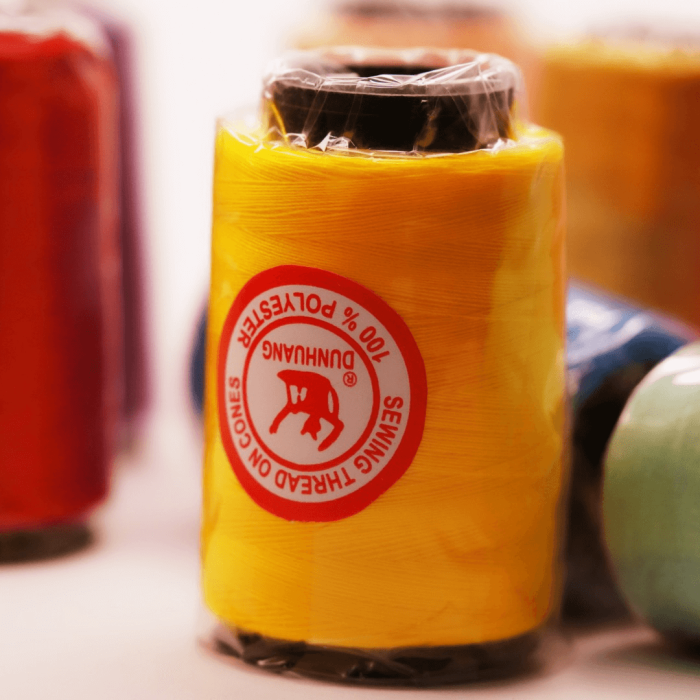 Hilo de Poliester Conito de 1000 yardas es perfecto para todo tipo de proyectos de confección, resistente y durable.