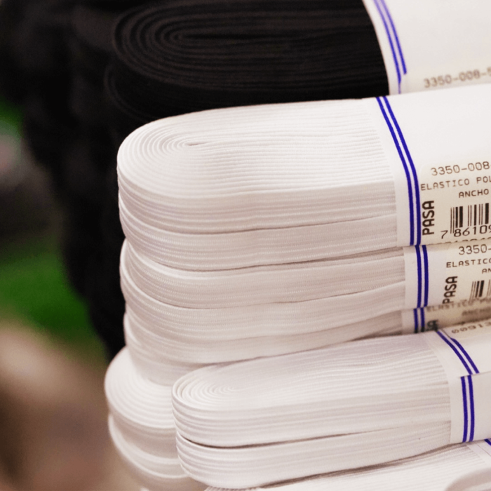 Elástico Pasa pieza de 10 Yardas reconocida por su excelencia en materiales, ofrece elasticidad duradera y resistencia.