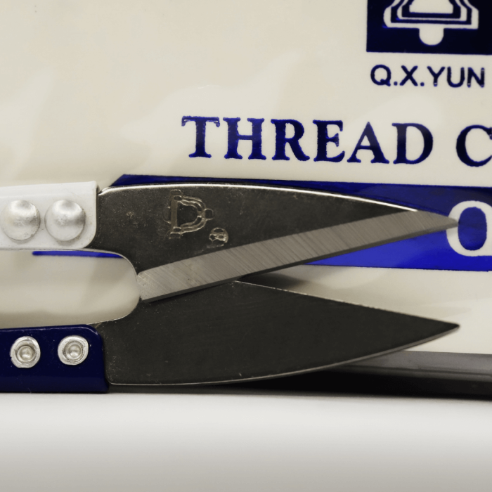 Cortador de Hilo en Metal - Unidad y Blíster de 12  es una herramienta imprescindible para cualquier profesional de la costura.