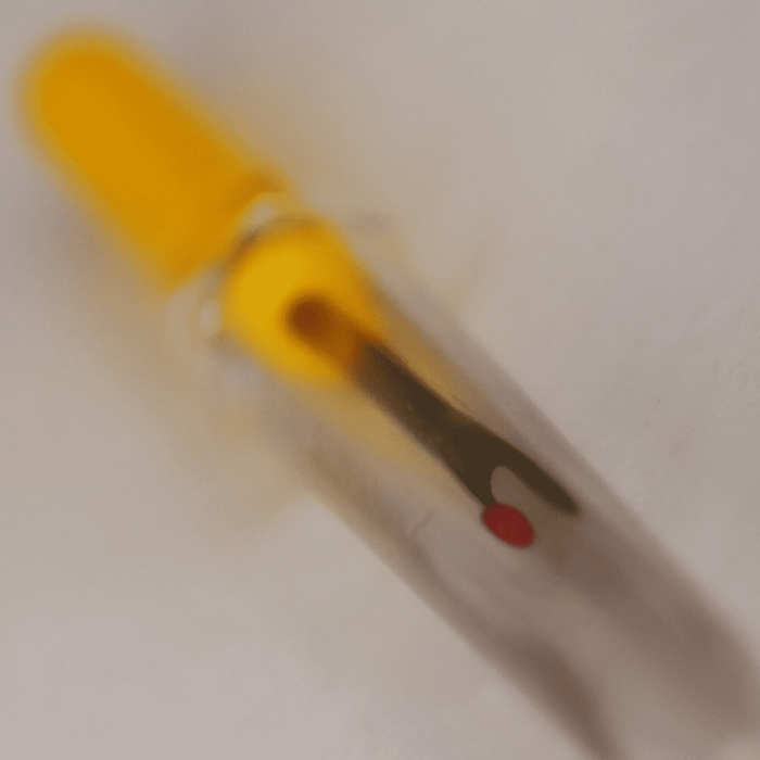 Abreojales pequeño en venta por decena, ideal para costura. Descuento por volumen al comprar 5 decenas precio de caja.