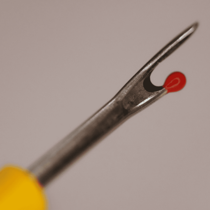 Abreojales pequeño en venta por decena, ideal para costura. Descuento por volumen al comprar 5 decenas precio de caja.