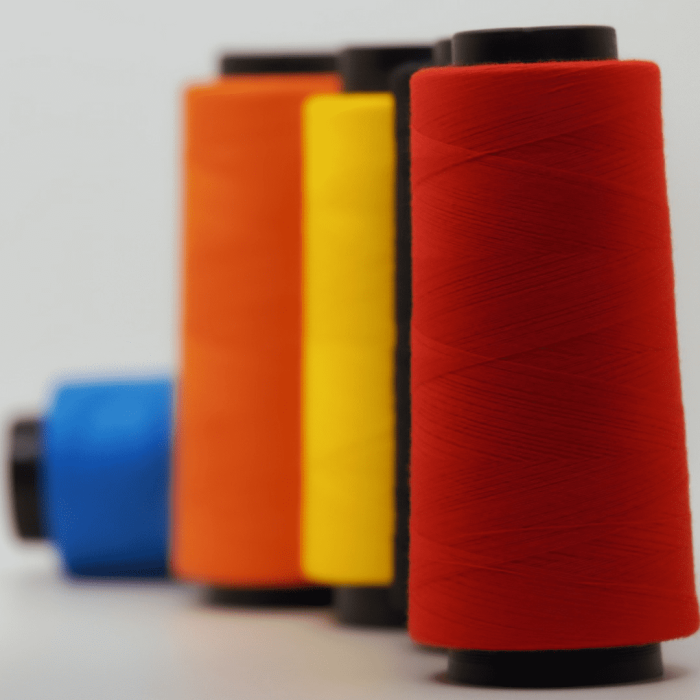 Hilo SOL 2000 yardas ideal para proyectos de costura en entornos industriales o domésticos.