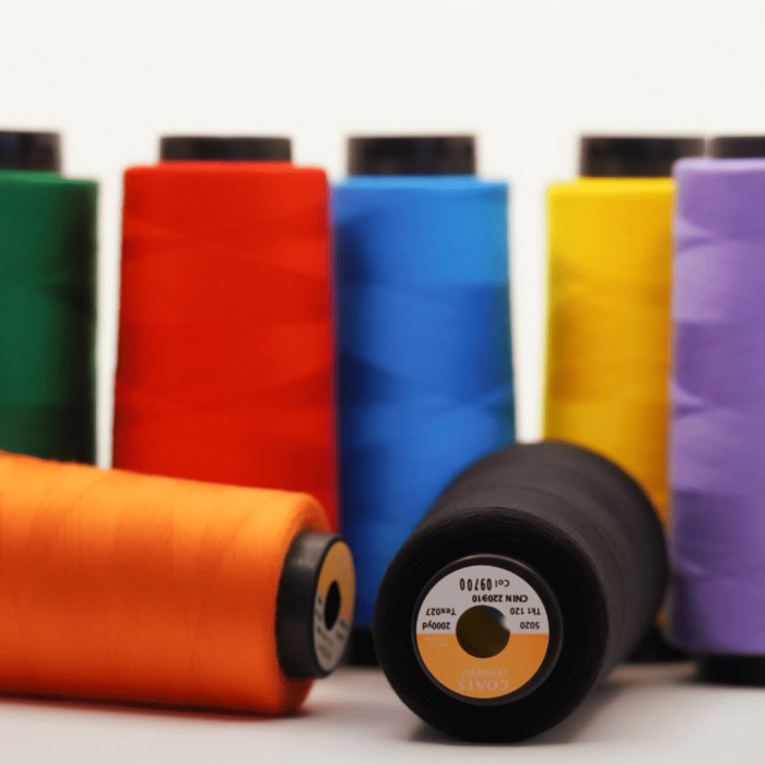 Hilo SOL 2000 yardas ideal para proyectos de costura en entornos industriales o domésticos.