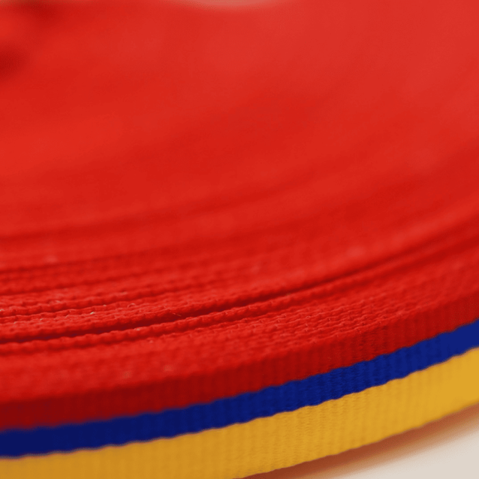 Reata Tricolor rollo de 50 Yardas  su combinación de tres colores la convierte en una opción atractiva y versátil.