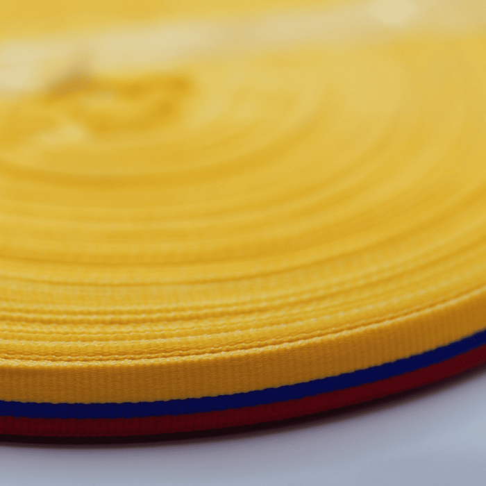 Reata Tricolor rollo de 50 Yardas  su combinación de tres colores la convierte en una opción atractiva y versátil.